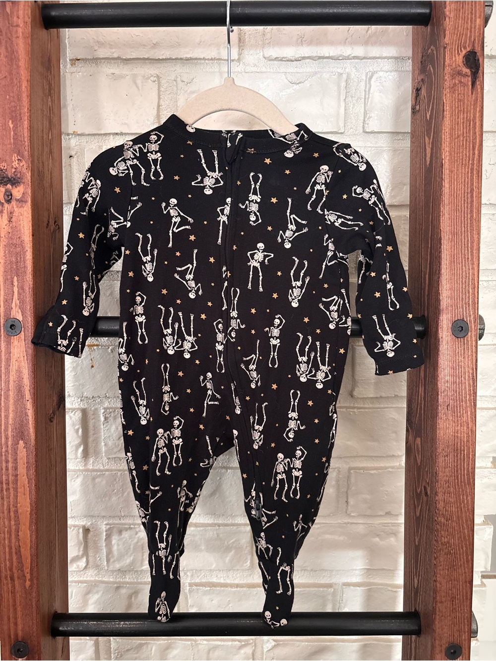 🌻 3/$25 🌻 Old Navy dancing skeleton onesie